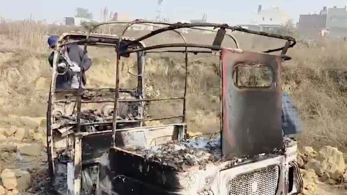 जले हुए ऑटो में मिला नर कंकाल (Photo: Screengrab)