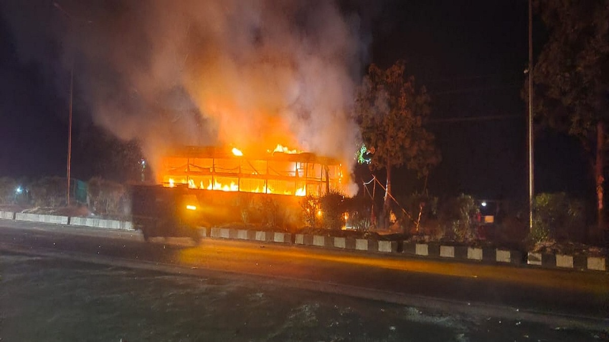 यात्रियों ने कूदकर और खिड़कियों के शीशे तोड़कर अपनी जान बचाई. (Photo: ITG)