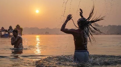 देश भर में अलग-अलग जगहों पर मकर संक्रांति स्नान करने पहुंचे रहे लोग