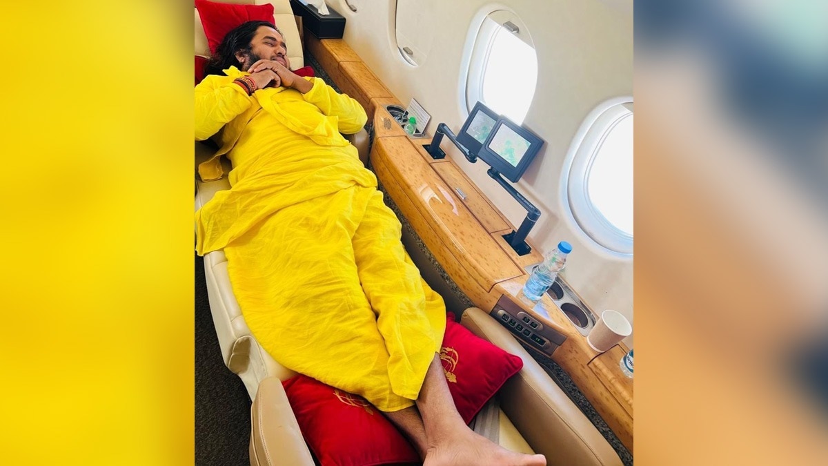 सतुआ बाबा का कार से लेकर चार्टर प्लेन में सफर करना चर्चा में है (Photo: FB@ santoshdas.satuababa)