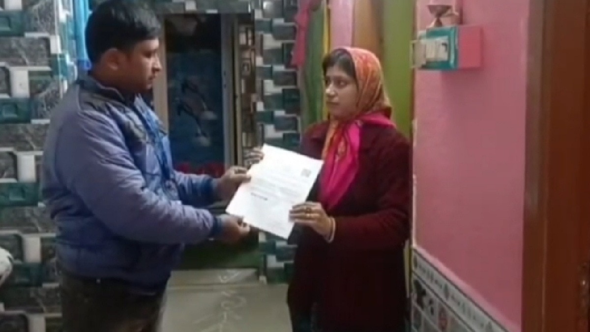  गड़बड़ी पर BLO पति ने बीवी को थमाया नोटिस (Photo: itg)