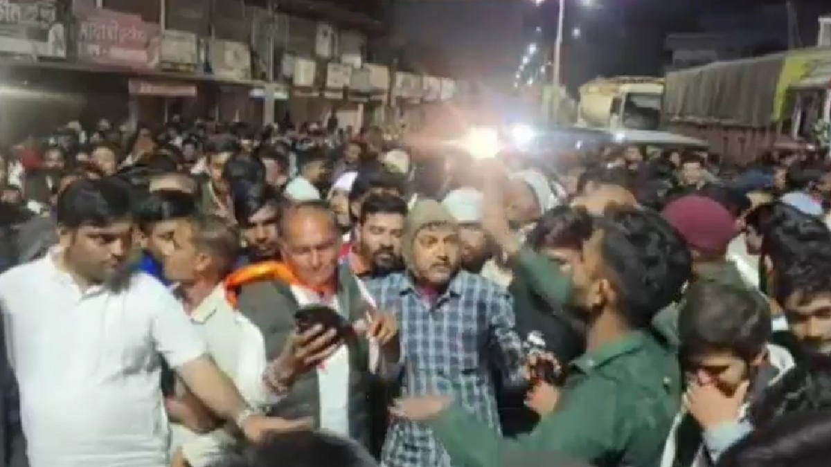 पुलिस लाठीचार्ज के बाद रात तक स्टेट हाईवे जाम.(Photo:Screengrab)