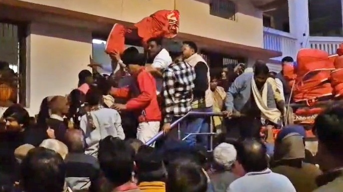 Chaos erupted at blanket distribution program in Ballia (Photo: Screengrab)