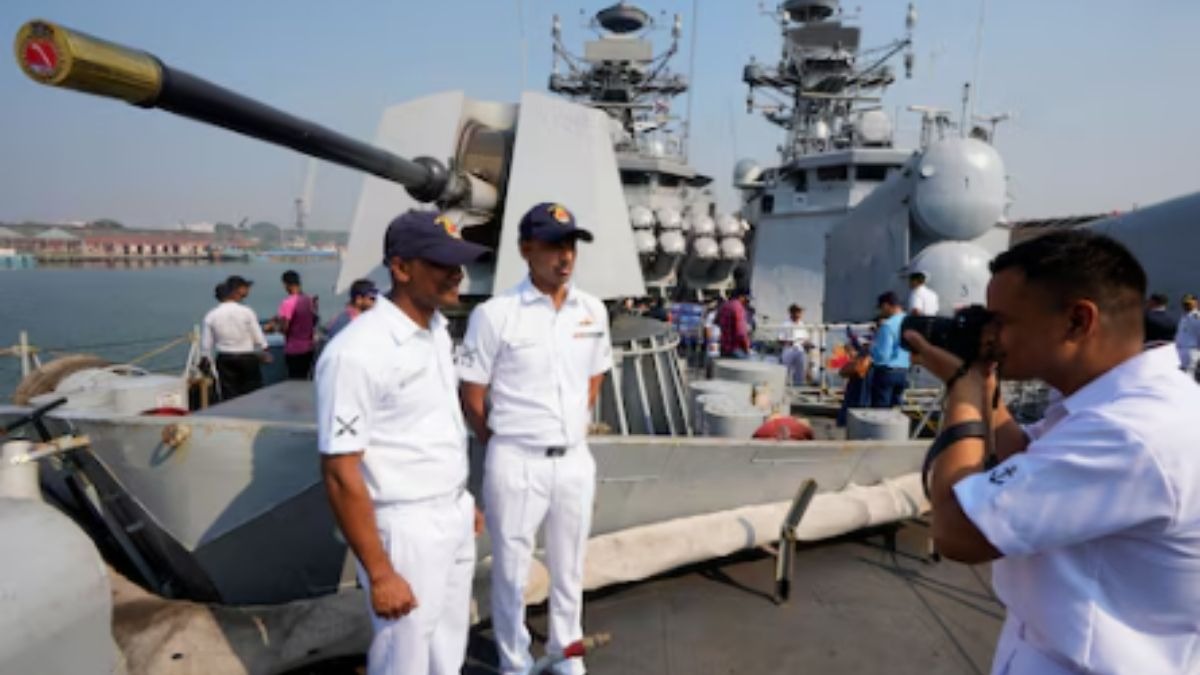 इंडियन नेवी की ओर से शॉर्ट सर्विस कमीशन ऑफिसर भर्ती के लिए नोटिफिकेशन जारी कर दिया है. (Photo: AP)