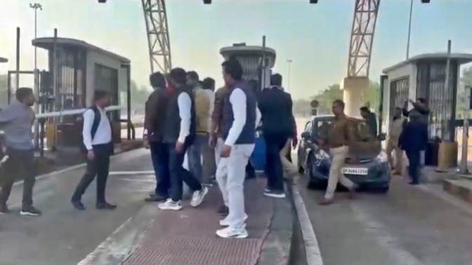 Lawyers violent protest at Bara toll plaza in Barabanki (Photo: Screengrab)