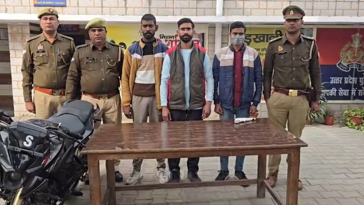 पुलिस की गिरफ्त में आरोपी. (Photo: Screengrab)