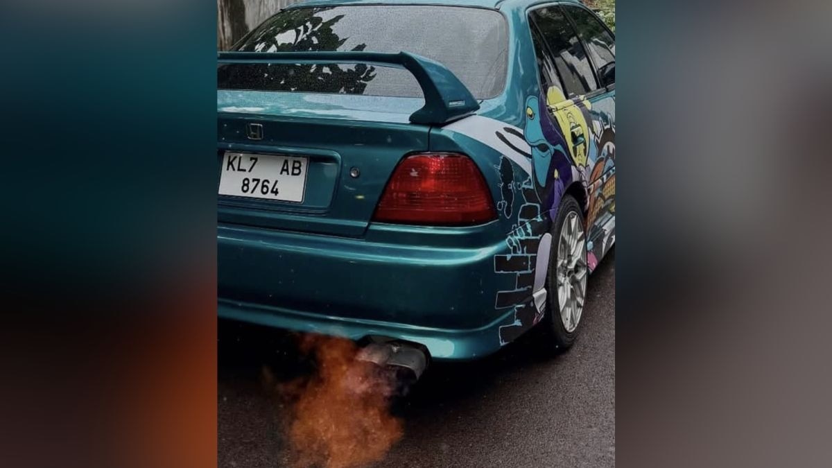 कार से साइलेंसर से निकल रही थीं लपटें. (Photo: ITG)