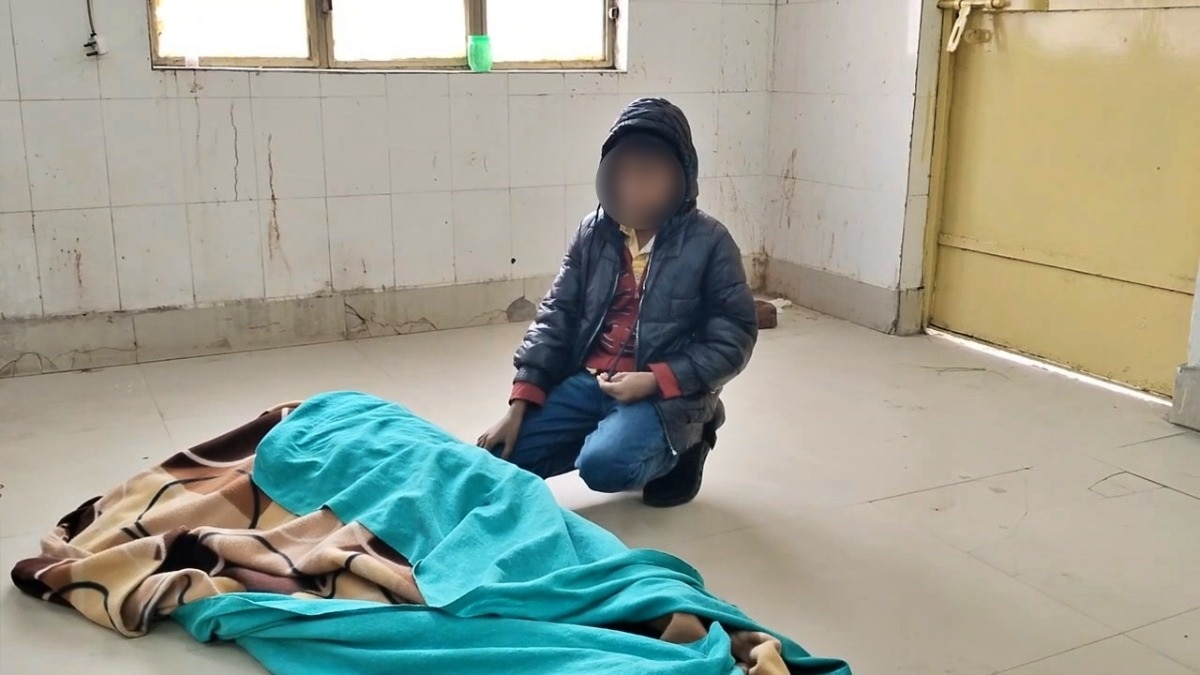 child weeping beside his mother's body (Photo - ITG)