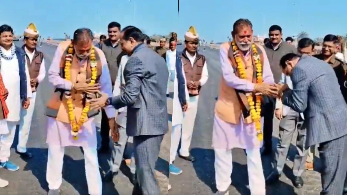 Minister ManoharLal Panth alias Mannu Kori touching feet of Commissioner (Photo - Screengrab)