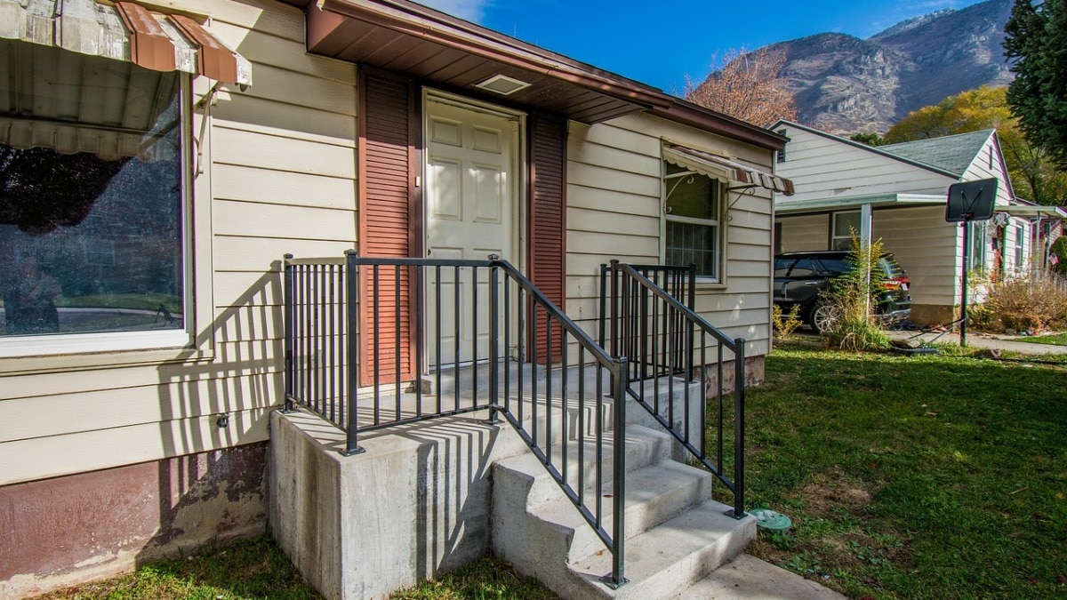 अपना घर होते हुए क्यों किराएदार बन रहे हैं लोग