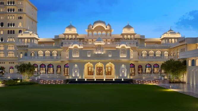 होटल के दो स्टाफ मेंबर पहले से मौजूद थे