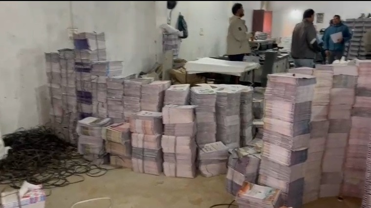 NCERT और दिल्ली पुलिस की संयुक्त कार्रवाई, अवैध किताब छापने वाली फैक्ट्री पर छापा (Photo: Screen Grab)