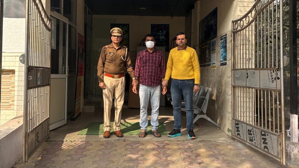 पुलिस की गिरफ्त में आरोपी. (Photo: Screengrab)