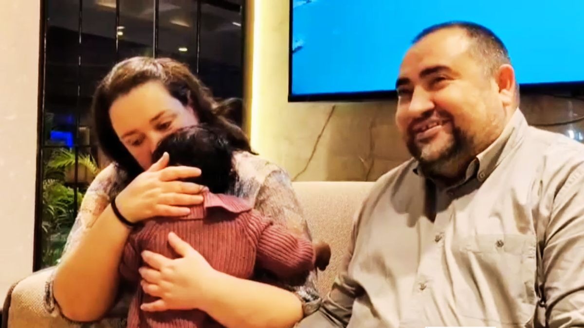 स्पेन के कपल ने अनाथ बच्ची को लिया गोद. (Photo: ITG)