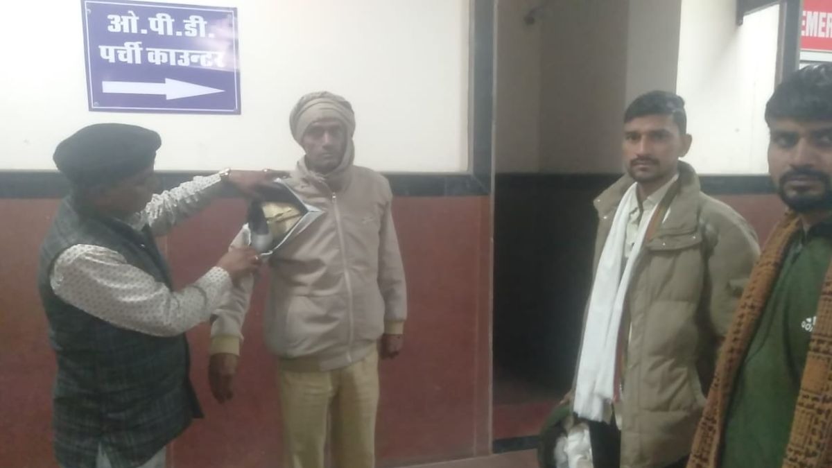 कपड़ों को चीरकर हाथ में धंसा चाइनीज मांझा. (Photo: ITG)