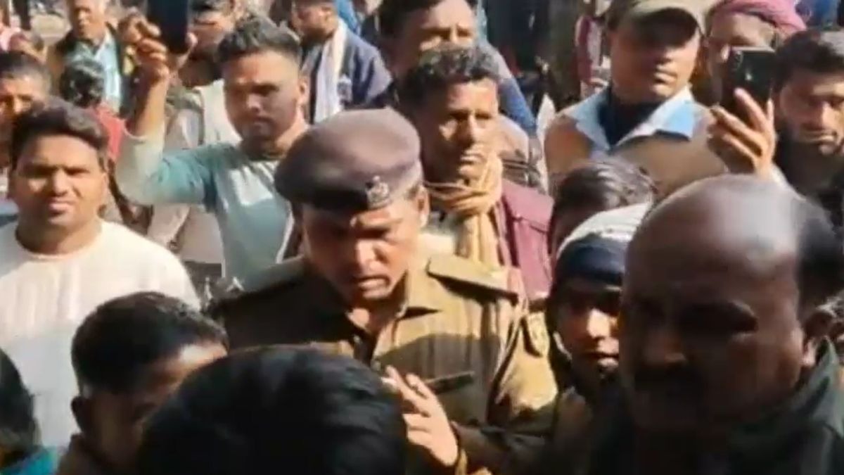 मामले की सूचना पर पहुंची पुलिस. (Photo: Screengrab)