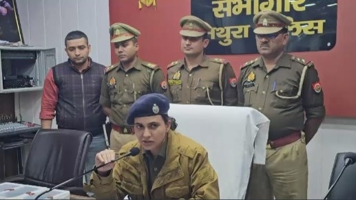 तस्करों को पुलिस ने किया गिरफ्तार  (Photo: Screengrab)