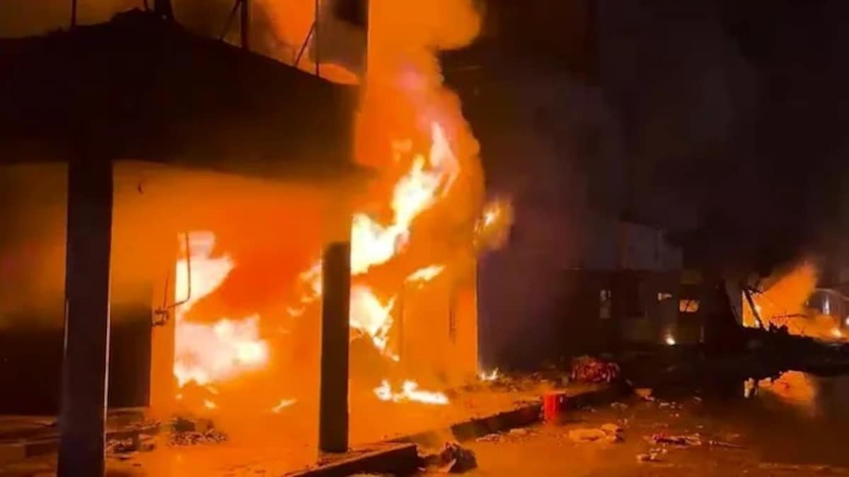 कराची माल में लगी, 24 घंटे बाद भी 50 लोग लापता कराची माल में लगी, 24 घंटे बाद भी 50 लोग लापता