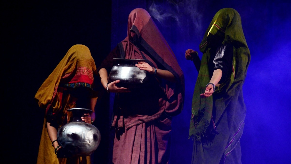 राष्ट्रीय नाट्य विद्यालय में नाटक 'प्रेमचंद की लड़कियां' का मंचन करते कलाकार