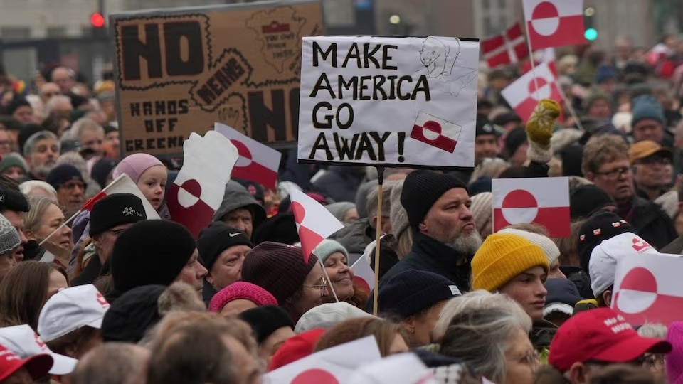 डेनमार्क के कोपेनहेगन में प्रदर्शनकारियों ने ग्रीनलैंड के समर्थन में प्रदर्शन किया. (Photo- REUTERS)