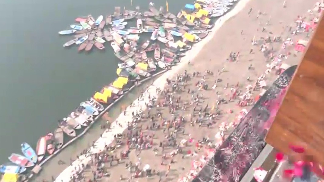 मौनी अमावस्या पर हेलीकॉप्टर से बरसाए गए फूल. (Photo: Screengrab)