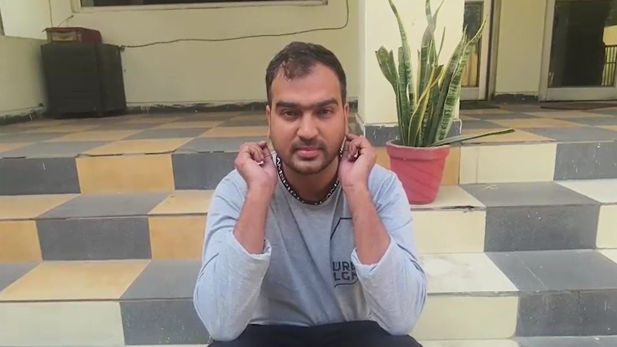 पुलिस गिरफ्त में आरोपी युवक. (Photo: Screengrab)