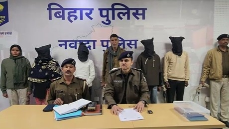 पुलिस की गिरफ्त में आरोपी.(Photo: Screengrab)