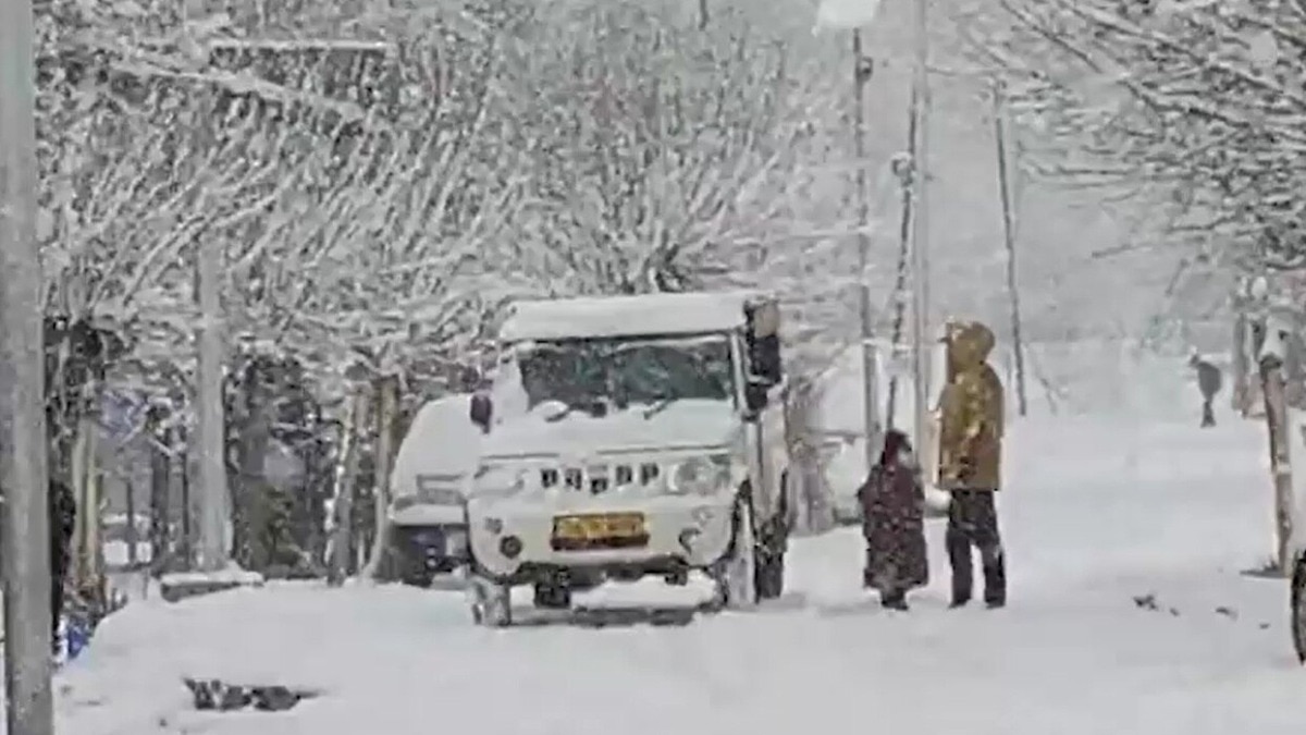 Heavy snowfall in Kashmir.