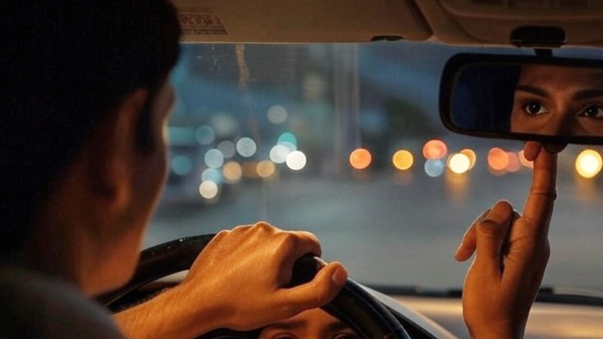 कैब में बैठी महिला यात्री के सामने ड्राइवर की गंदी हरकत. (फोटो साभार: ग्रॉक)