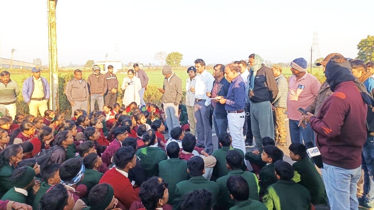 कड़ाके की ठंड में नेशनल हाईवे पर कलेक्टर ने रोके छात्र.(Photo:ITG)