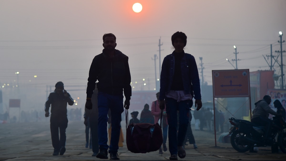 माघ मेले के यात्री सावधानी से सफर करें (Photo: PTI)