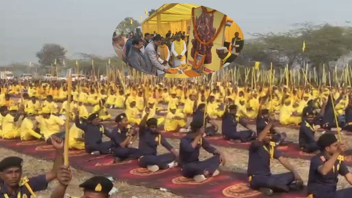 Rajbhar distributed yellow sticks to party workers (Photo - ITG)