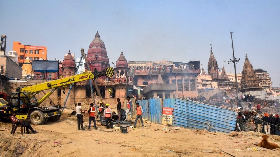 वाराणसी के मनिकर्णिका घाट पर हो रही कार्रवाई से लोगों में नाराजगी है