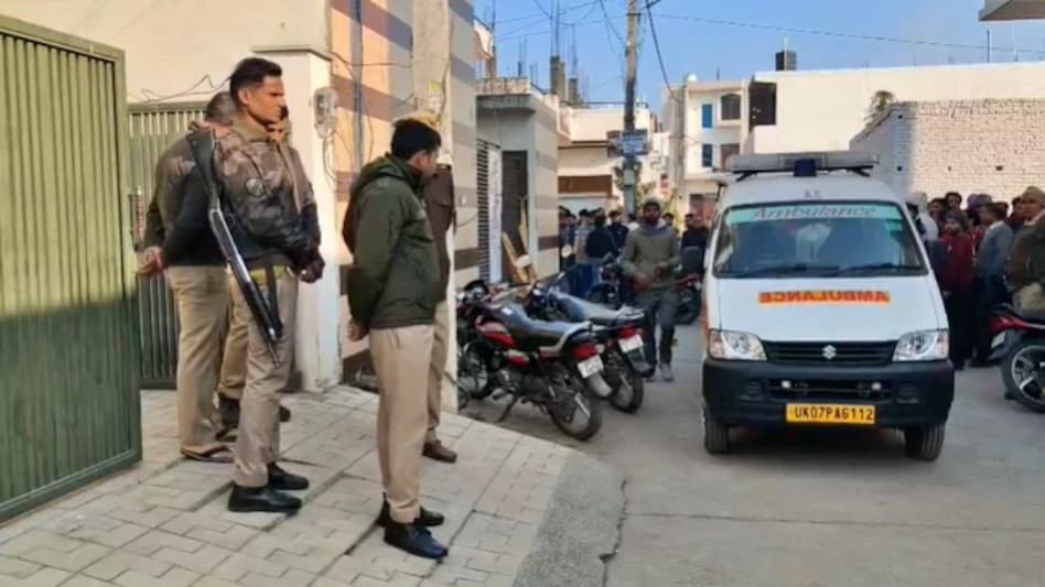 एक ही परिवार के 5 लोगों की संदिग्ध मौत, खून से लथपथ मिलीं लाशें एक ही परिवार के 5 लोगों की संदिग्ध मौत, खून से लथपथ मिलीं लाशें