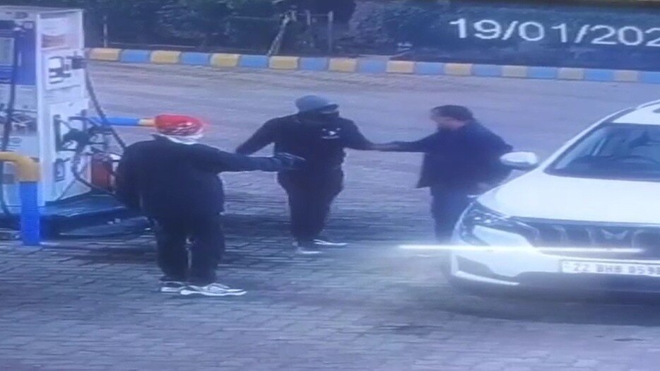 युवक से कार लूटने की कोशिश. (Photo: Screengrab)