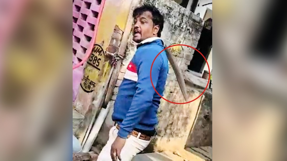 बिजली कर्मचारियों को तलवार लेकर दौड़ा दिया (Photo: ITG)