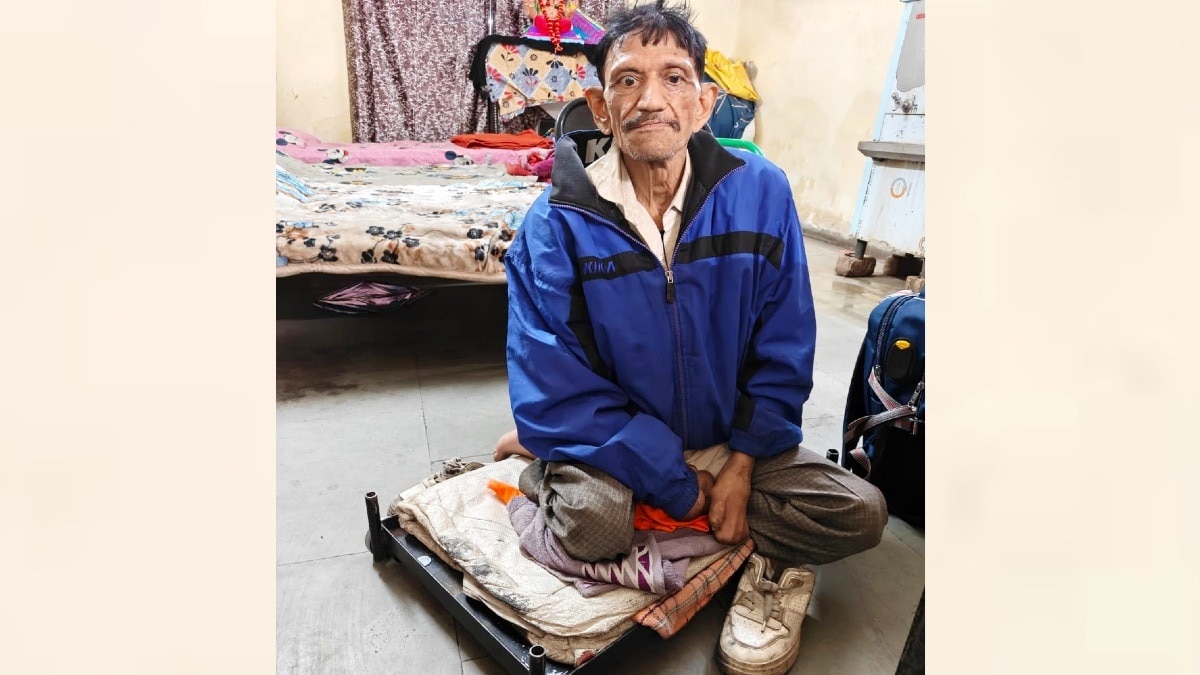 पहियों वाली गाड़ी पर भीख मांगने वाला निकला लखपति.(Photo:ITG)