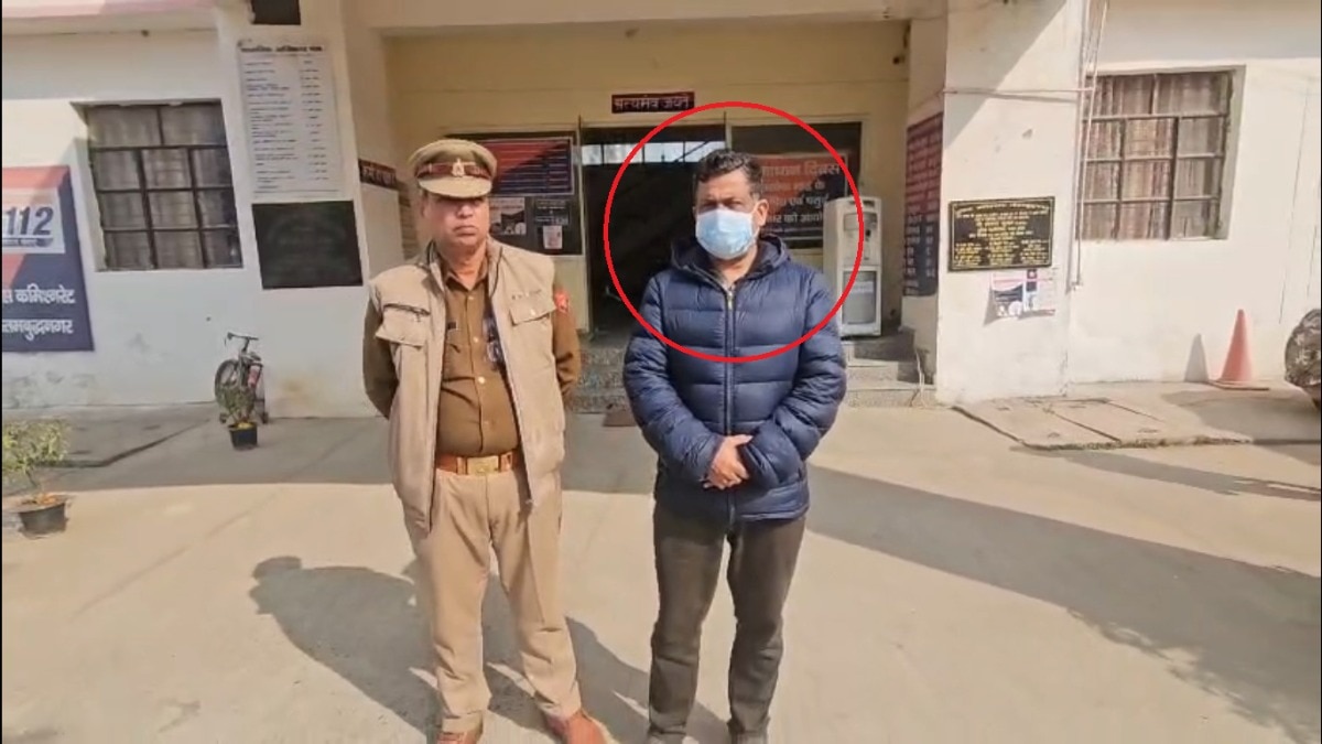 लाल घेरे में गिरफ्तार बिल्डर अभय. Photo ITG