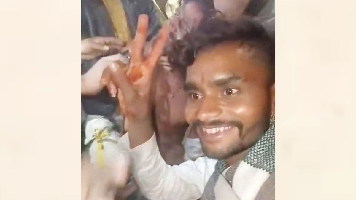 सिर से निकलता रहा खून और आरोपी हंसते हुए काटते रहे बाल.(Photo:Screengrab)