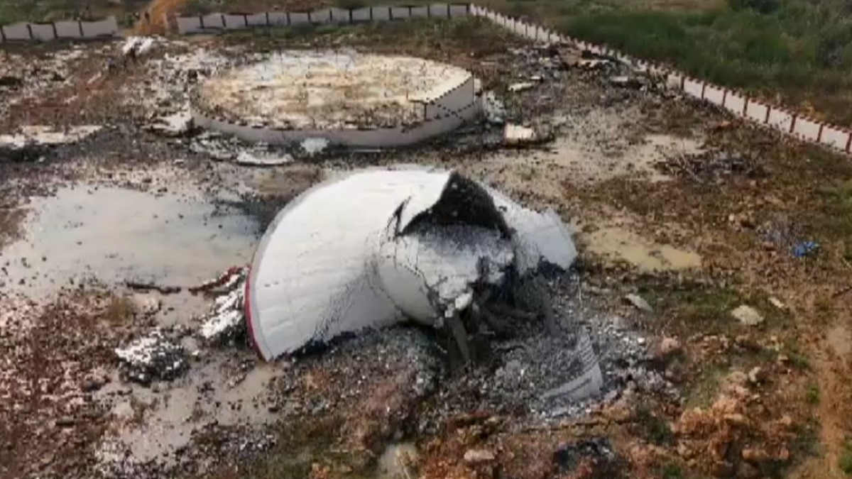 टेस्टिंग के लिए पानी भरते ही टंकी ढह गई. (Photo: Screengrab)