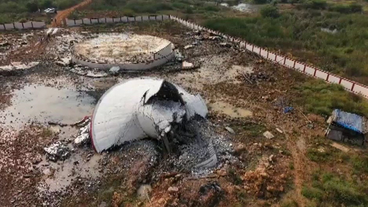 टेस्टिंग के लिए पानी भरते समय गिरी टंकी. (Photo: Screengrab)