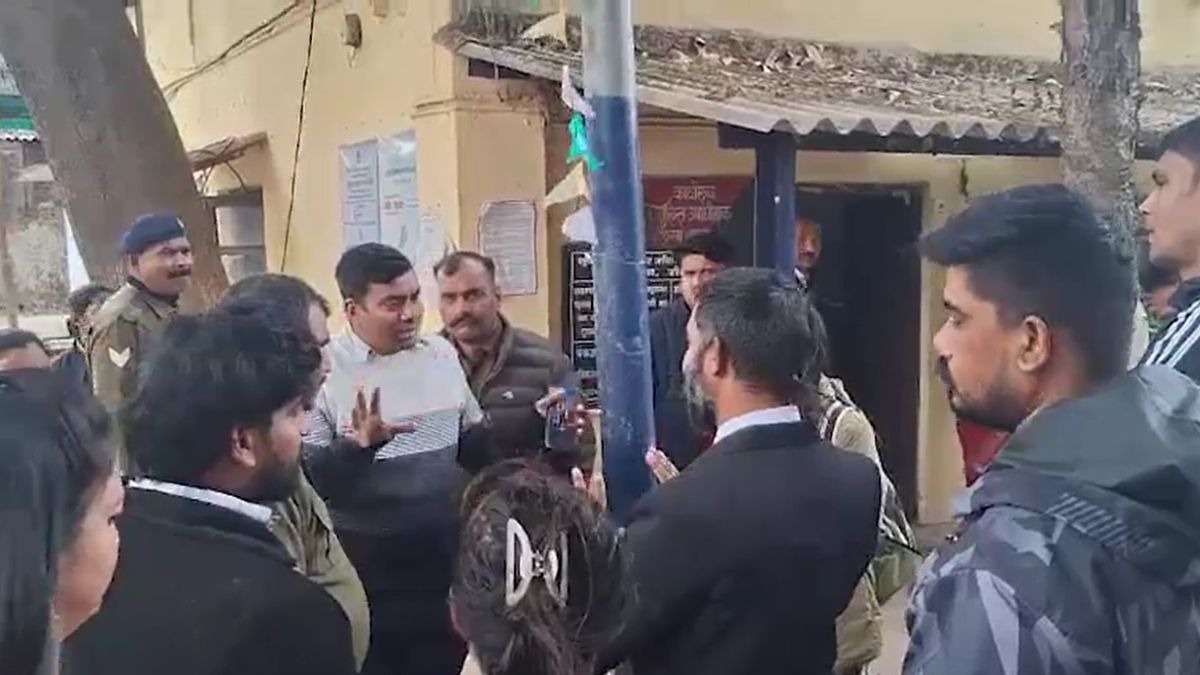 गुस्साए लोगों ने आरोपियों पर की एक्शन की मांग. (Photo: Screengrab) 