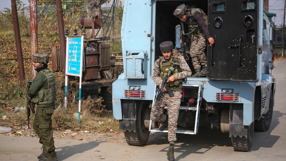 केरन सेक्टर में LoC पर फायरिंग के बाद भारतीय सेना का सर्च ऑपरेशन तेज (Photo: PTI)