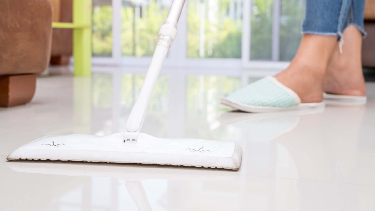 चिपचिपे और काले फर्श को साफ करने के लिए करें ये काम, शीशे की तरह चमकेगा आपका घर (Photo- Getty Image)