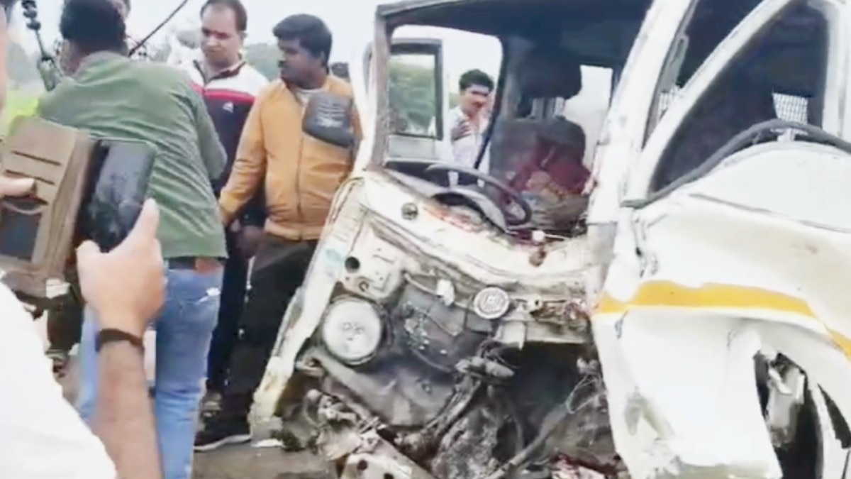 बैतूल में हादसे का शिकार हुई स्कूल वैन.(Photo:Screengrab)