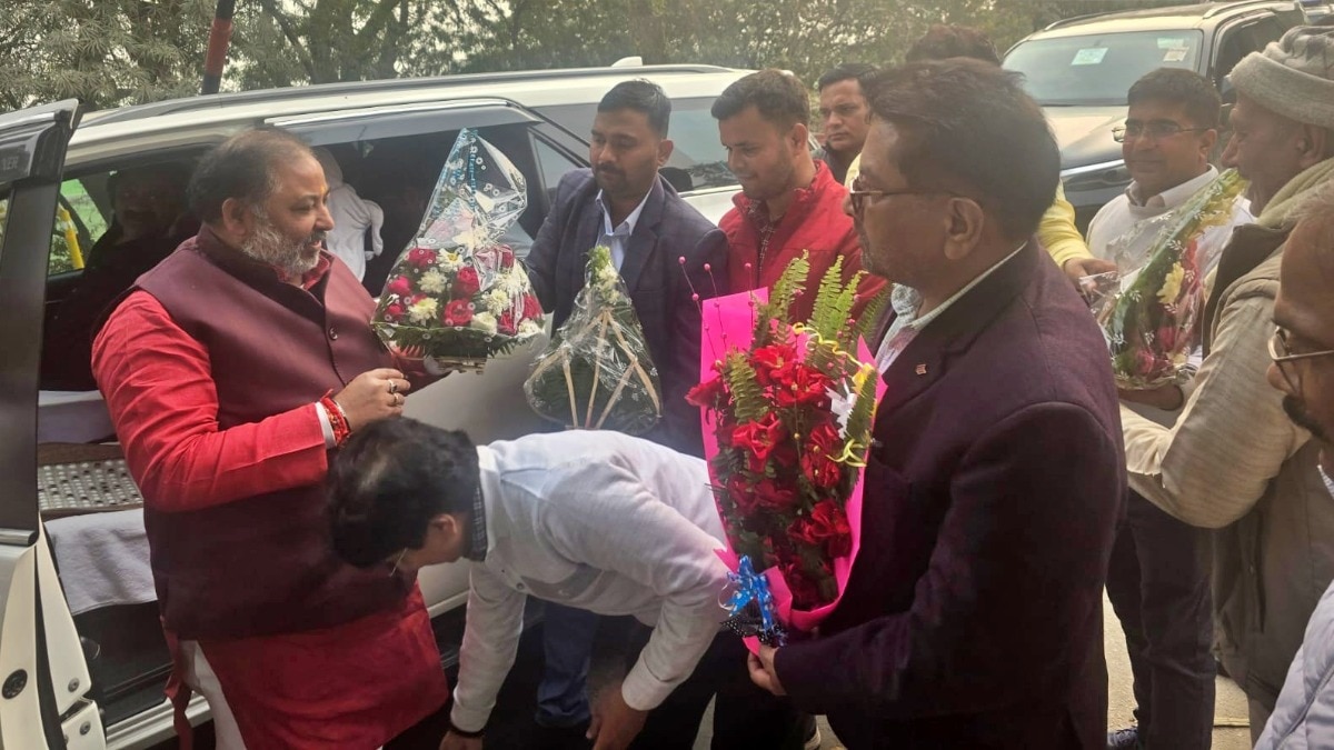 Officials touching feet of Minister Dayashankar Singh in Deoria (Photo - Screengrab)