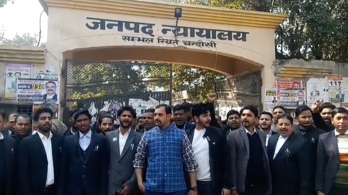 Lawyers protest outside Sambhal court (Photo - ITG)
