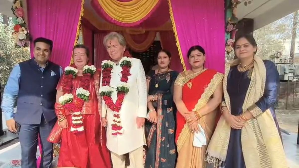 फ्रांस के कपल ने हिंदू रीति-रिवाज से मंदिर में लिए सात फेरे. (Photo: ITG)