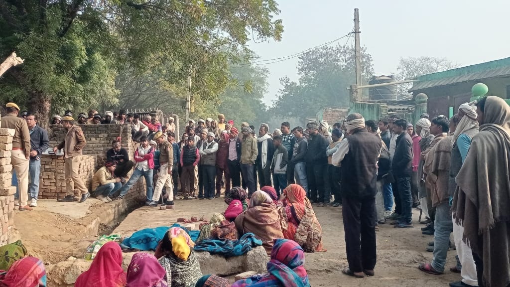 तमाशबीन बने रहे ग्रामीण.(Photo: Umesh Mishra/ITG)