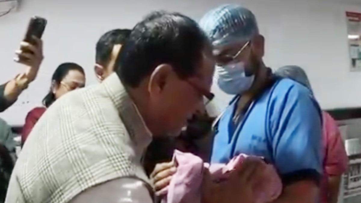 पोती इला को गायत्री मंत्र सुनाते शिवराज सिंह चौहान.(PHOTO:Screengrab)